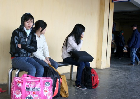 Nhộn nhịp dòng người đổ về quê ăn Tết - 4