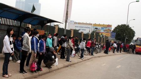 Nhộn nhịp dòng người đổ về quê ăn Tết - 6