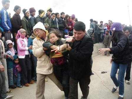 Cầu siêu cho 9 ngư dân mất tích trên biển - 1