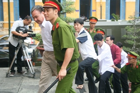 Bà chủ “động” massage Tân Hoàng Phát kêu oan tại tòa - 1 Bà chủ “động” massage Tân Hoàng Phát kêu oan tại tòa - 1