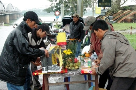 Xích lô, xe thồ cúng Tổ cầu may trước Tết - 1 Xích lô, xe thồ cúng Tổ cầu may trước Tết - 1
