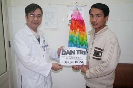 Trao quà nhân ái đến gia đình cháu bé có nhịp tim chậm - 1