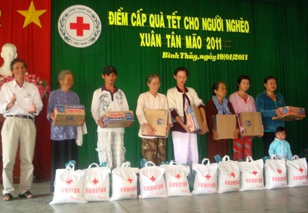 1.400 phần quà Tết đến với người nghèo - 2 1.400 phần quà Tết đến với người nghèo - 2