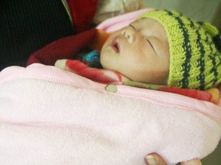 Trao quà nhân ái đến gia đình cháu bé có nhịp tim chậm - 3