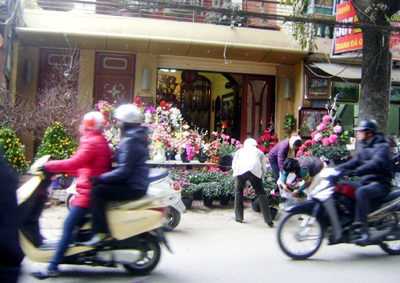 Hàng Tết đua nhau “chém” lòng đường, hè phố - 5 Hàng Tết đua nhau “chém” lòng đường, hè phố - 5
