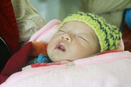 Trao quà nhân ái đến gia đình cháu bé có nhịp tim chậm - 4