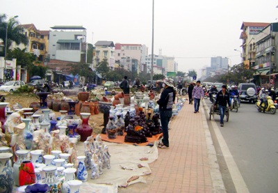Hàng Tết đua nhau “chém” lòng đường, hè phố - 1 Hàng Tết đua nhau “chém” lòng đường, hè phố - 1