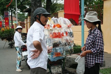 Người người sắm sửa lễ “tiễn” Táo quân - 4 Người người sắm sửa lễ “tiễn” Táo quân - 4