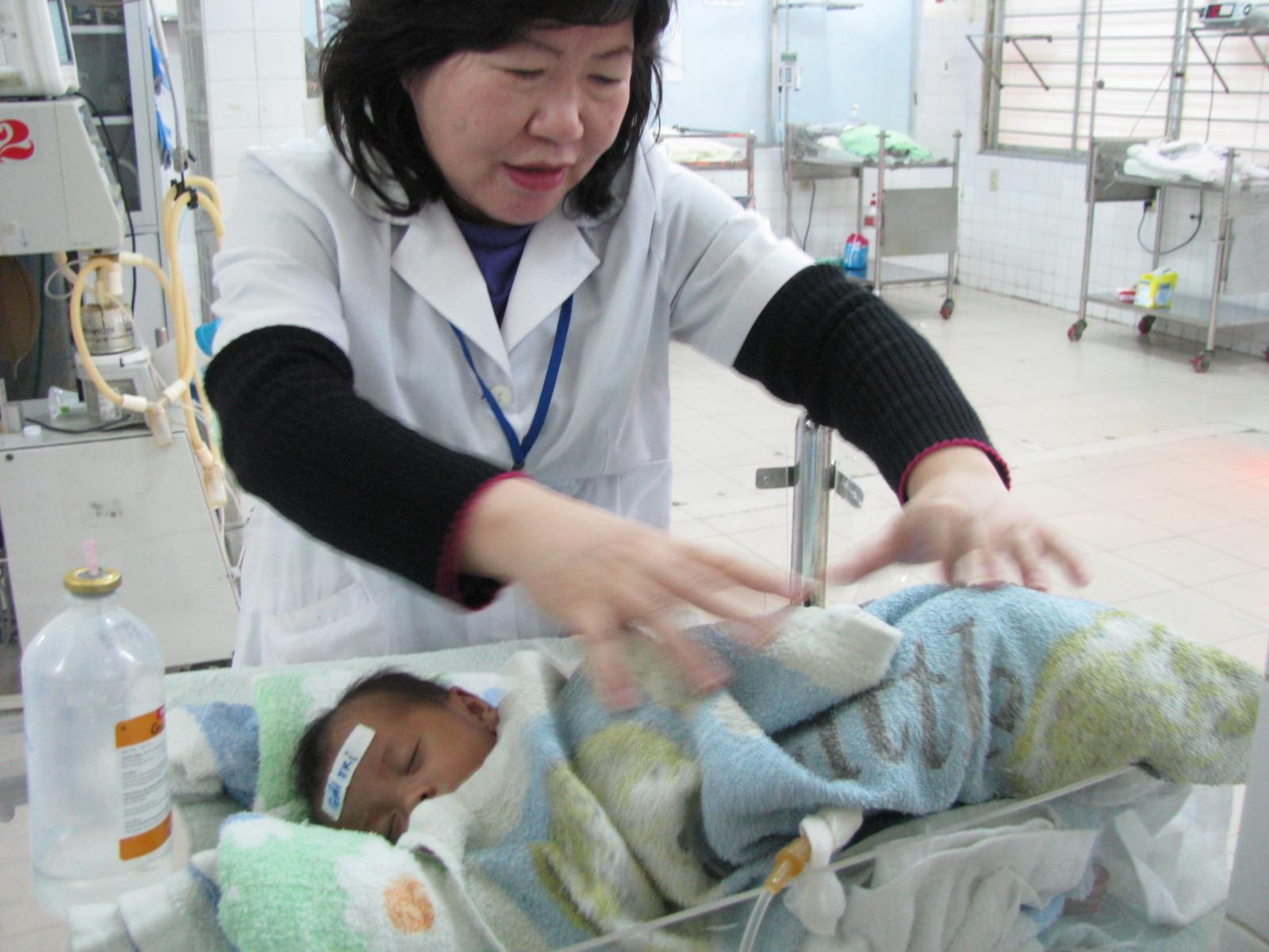 Bé 9 ngày tuổi bị bỏng nặng mất chân trái - 1