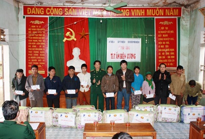 Ấm lòng đồng bào nghèo biên cương tổ quốc - 4