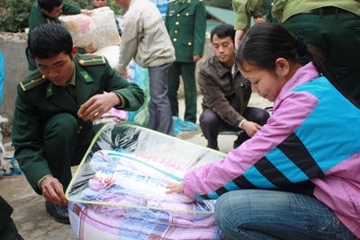 Ấm lòng đồng bào nghèo biên cương tổ quốc - 2