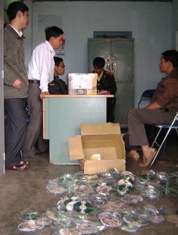 Bắt các đối tượng buôn bán hơn 1.000 đĩa phim đồi trụy - 1 Bắt các đối tượng buôn bán hơn 1.000 đĩa phim đồi trụy - 1