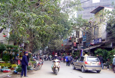 Hàng Tết đua nhau “chém” lòng đường, hè phố - 3 Hàng Tết đua nhau “chém” lòng đường, hè phố - 3