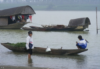 Xóm chài nghèo gieo neo trước mùa Tết - 1