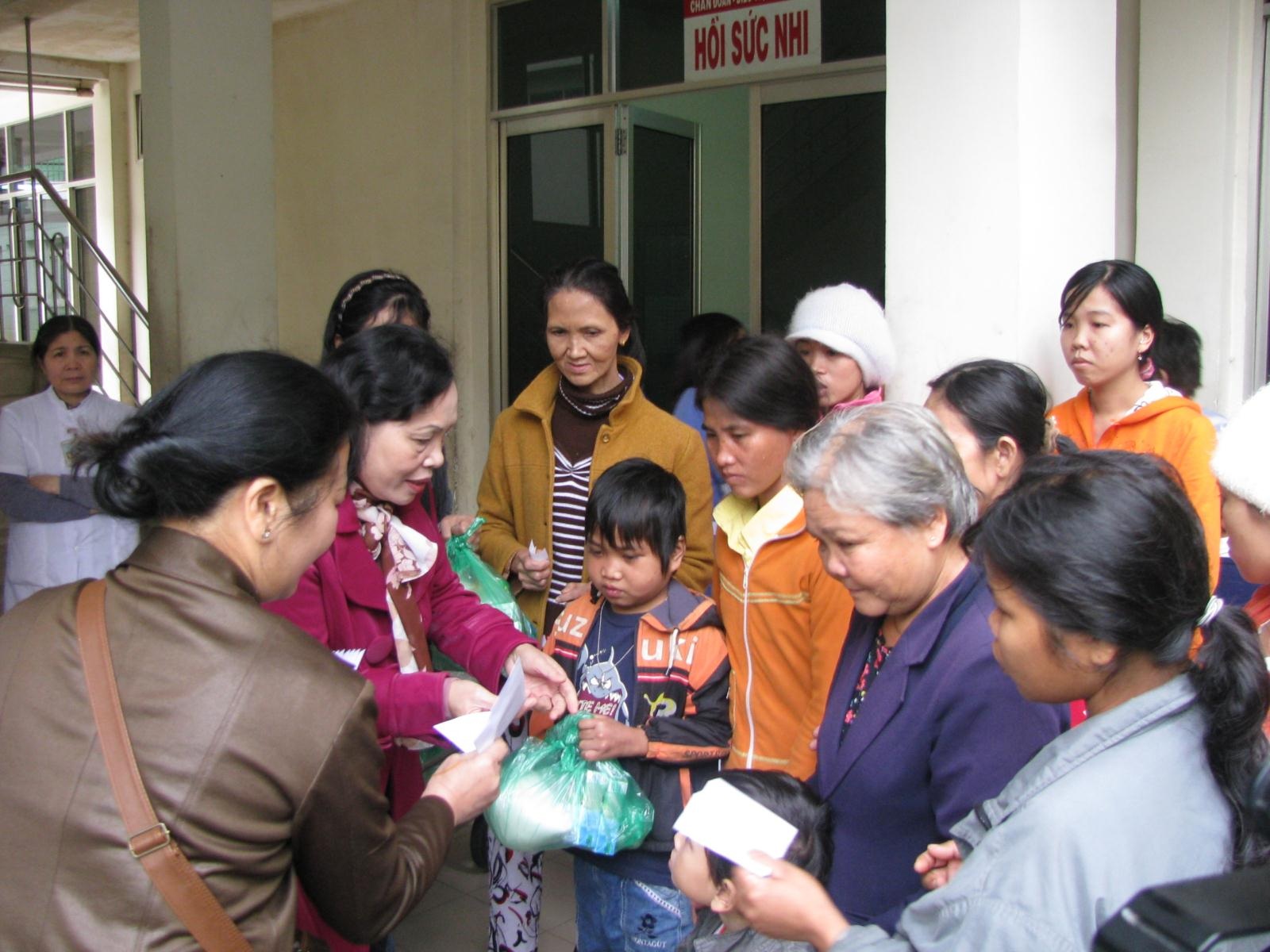 Hàng trăm suất quà Tết trao tay, chia sẻ với bệnh nhân nghèo - 1
