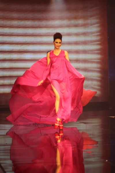 UNIQUE Tặng Huyền Trang nhẫn Kim Cương LUCKY STAR 200.000.000Đ - 5 UNIQUE Tặng Huyền Trang nhẫn Kim Cương LUCKY STAR 200.000.000Đ - 5