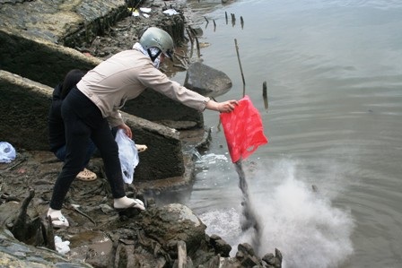 Muôn kiểu xả rác ngày Tết ông Táo - 7 Muôn kiểu xả rác ngày Tết ông Táo - 7