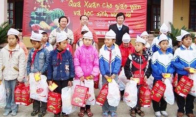 Quà Xuân Kinh Đô đến với học sinh vùng lũ và đồng bào khó khăn - 1 Quà Xuân Kinh Đô đến với học sinh vùng lũ và đồng bào khó khăn - 1