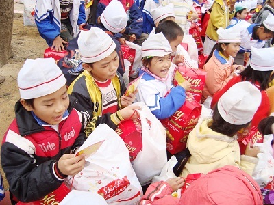 Quà Xuân Kinh Đô đến với học sinh vùng lũ và đồng bào khó khăn - 2 Quà Xuân Kinh Đô đến với học sinh vùng lũ và đồng bào khó khăn - 2