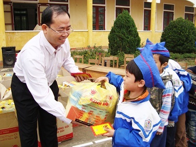 Quà Xuân Kinh Đô đến với học sinh vùng lũ và đồng bào khó khăn - 3 Quà Xuân Kinh Đô đến với học sinh vùng lũ và đồng bào khó khăn - 3