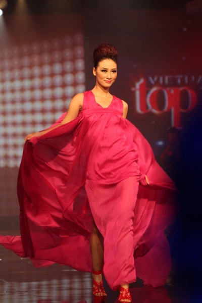 UNIQUE Tặng Huyền Trang nhẫn Kim Cương LUCKY STAR 200.000.000Đ - 8 UNIQUE Tặng Huyền Trang nhẫn Kim Cương LUCKY STAR 200.000.000Đ - 8