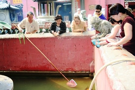 Muôn kiểu xả rác ngày Tết ông Táo - 5 Muôn kiểu xả rác ngày Tết ông Táo - 5