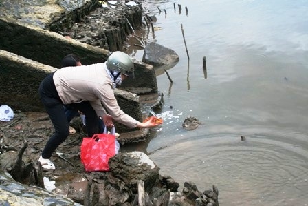 Muôn kiểu xả rác ngày Tết ông Táo - 6 Muôn kiểu xả rác ngày Tết ông Táo - 6