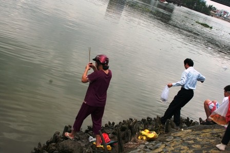 Muôn kiểu xả rác ngày Tết ông Táo - 9 Muôn kiểu xả rác ngày Tết ông Táo - 9
