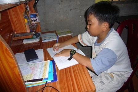 Nghị lực vượt khó học giỏi của “Huy lùn” - 1 Nghị lực vượt khó học giỏi của “Huy lùn” - 1