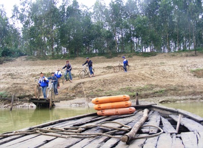 Chòng chành qua đò tới trường - 1