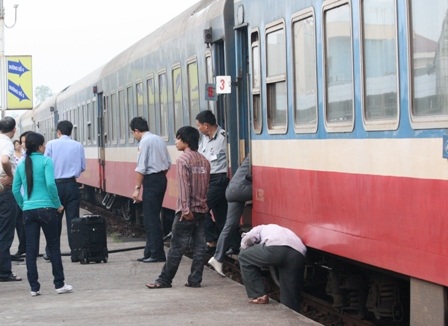 Hàng trăm hành khách không thể lên tàu vì vé không hợp lệ - 1