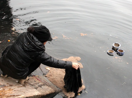 Rác ngập sông sau lễ tiễn ông Công, ông Táo  - 2