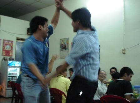 Sinh viên “méo mặt” vì ăn tất niên  - 3