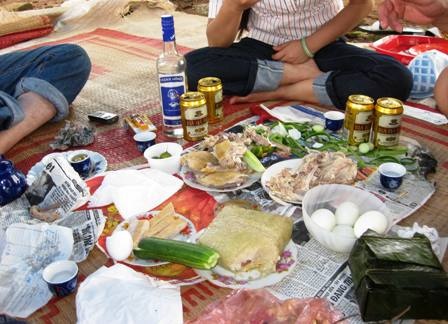 Sinh viên “méo mặt” vì ăn tất niên  - 2