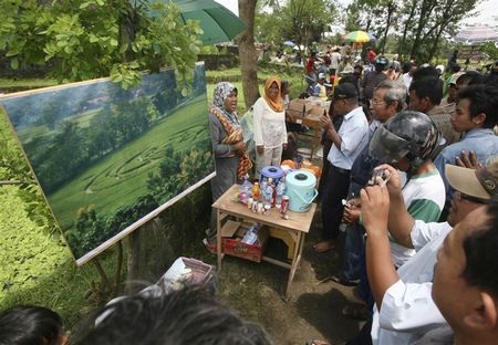Indonesia xôn xao vì vòng tròn bí ẩn xuất hiện giữa cánh đồng - 2