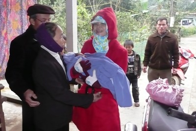 Hành trình về quê ăn Tết của cậu bé chào đời trên máy bay  - 3