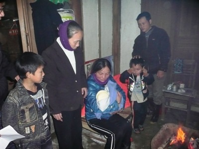 Hành trình về quê ăn Tết của cậu bé chào đời trên máy bay  - 6