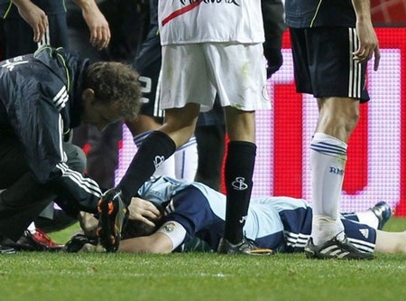 Thủ thành Casillas bị ném chai lọ vào đầu - 1