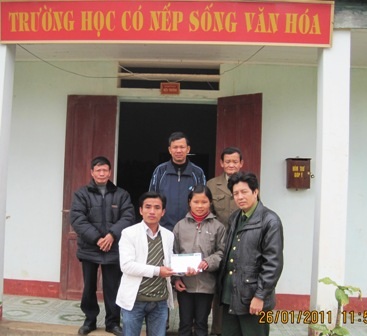 Nâng cánh ước mơ "Cô bé 14 tuổi nuôi mẹ tâm thần, em trai ăn học" - 1