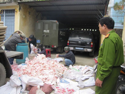 Tiêu hủy trên một tấn bột ngọt giả - 1