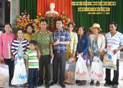 200 phần quà Tết đến với bà con nghèo xã Anh hùng - 1 200 phần quà Tết đến với bà con nghèo xã Anh hùng - 1