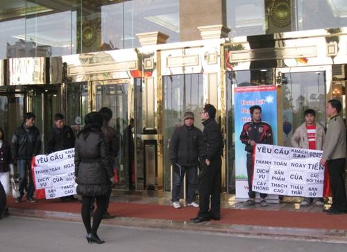 Hai phóng viên bị hành hung khi tác nghiệp - 1