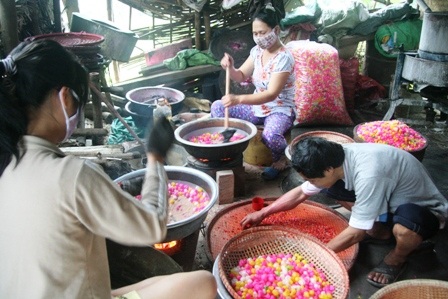 Kỳ công nghề làm hạt nổ cúng cuối năm - 1