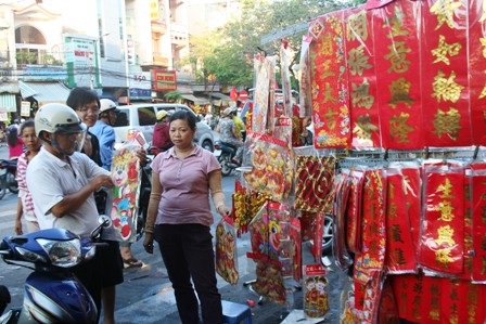 Đồ trang trí tết 2011: Người tiêu dùng chuộng hàng nội - 4