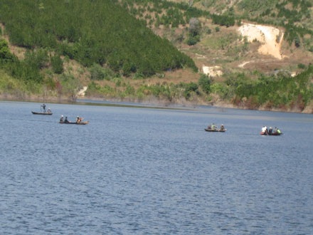 Chèo thuyền đi lấy gỗ, một thanh niên chết đuối - 1