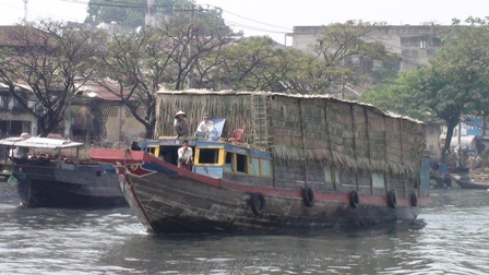 TPHCM: Chợ hoa trên bến dưới thuyền - 2