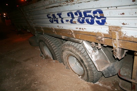 Xe tải “dính bẫy” vì đi vào đường cấm - 1