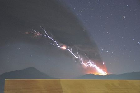 Các hãng hàng không hoãn chuyến tới Bali vì tro bụi núi lửa - 2