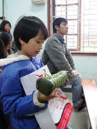 Tặng 1.200 đòn bánh tét cho trẻ em nghèo đón Xuân - 3