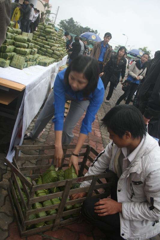 Rộn ràng làm bánh chưng tặng người nghèo đón Tết - 3 Rộn ràng làm bánh chưng tặng người nghèo đón Tết - 3